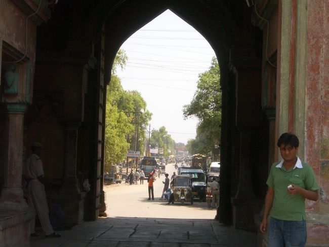 インド人の　ガイドさんです。<br />ホントニ、何処までも　気を配ってくれて・・、有難う！！！（喜）<br /><br />１０代の時、日本に　２，３年住んだことがあり、日本が　大好き！らしい。<br />今は、日本人客より、中国、台湾、韓国のガイドの方が、客も　キマイよくて、儲かるそう・・・。ですが、<br />「日本人は、完璧！な　ガイド」（不都合の無い）を求めるので、「実は、今や　一番！効率の悪い！客だそう。」<br />でも、「コレ！は、自分の人生勉強！になる」って　考えて　日本人相手！で　ガイドしてるんだって・・・。<br /><br />もう　日本人ガイド歴！６，７年になるそうだが、多角経営！の実業家の　父親からは、「子会社の　社長！に　なるように」すすめられるけど、　本人は、ガイド希望！だそう・・・。<br />そんな　お話！も　興味深かった！　デス。<br />