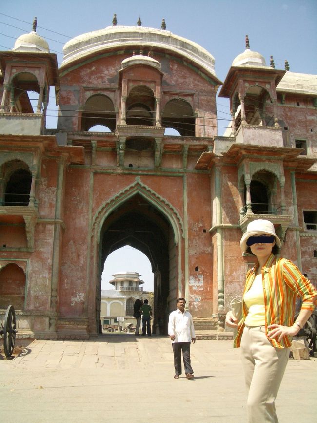 田舎の市場！の通り！を　進んでいくと、<br />ーーーこの　赤い！門を　くぐれば、「かつての　田舎の 王様！の　お城！」だそうです。<br /><br />今や、さびれてはいますが、・・・いろんな　立派！な　建物があり、かつての　田舎の 王宮！の　様子が　わかります。　