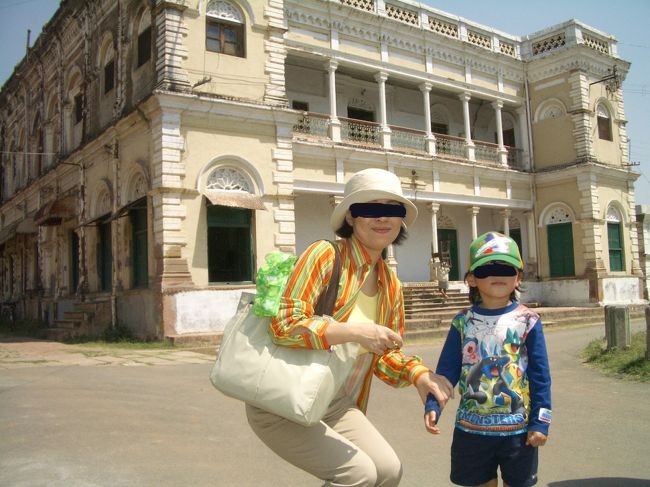 後ろの　大きな建物！も　いいですよねぇ。<br />手を　繋ぐ・・・４歳児と、ワタシ。<br /><br />今日は、お気に入り！の　「青の　ポケモンの絵の　シャツ」に、「ポケモン・靴下」の　坊や！ですが<br />実は、「真っ赤！な　アンパンマンの　プリント・シャツ」も　着ちゃったり・・・も　するんデ〜ス。（笑）<br /><br />それにしても　日本駐在員！子弟　でなくて、<br />日本人の子供！４歳にして　「インド観光旅行！」とは。。。<br />いったい　年間に　何人！？？？<br />こんな　小さな　日本人の観光客！　インドに　来るのでしょうか！？？？　