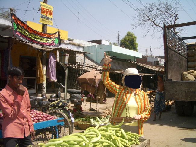 市場の　きゅうり（？）を　売っている　店先！で、天秤ばかり！を　持って、ポーズ！する　私です。<br /><br />お天気も良く、市場には、　古着、お肉、野菜、雑貨ｅｔｃ・・・、何でも　揃っていましたね。<br />楽しかったです。市場散策・・・。<br /><br />