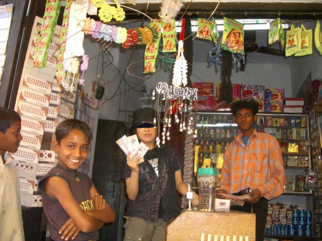 市場のメインストリート！を　わき道！に　入って　娘と　探検！<br /><br />一軒の　雑貨屋！で、娘が　（インドの　おでこの　真ん中！のシール『ビンディー』）を　お買い上げ！<br /><br />左の　腕組み！してる　笑顔が、なかなか　イケテル！少年！　いいですね〜。<br />「日本人が、珍しくて　仕方ない！」って　感じ！で、面白かったです。<br />