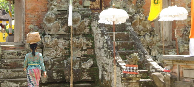 あ、そういえばこちらでは、<br />観光の寺でも、必ず腰巻きレンタルしてたなぁ。<br />ここから先、見学は断念。。。<br /><br />次にバリに来る時には、腰巻き必携だな。。。 