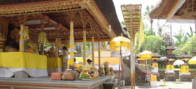 さらに奥の門を越えると、黄色の世界。<br />素敵だなぁ。<br /><br />が、ここで地元の方に、<br />「腰巻きが無いとこの先は入れないのよ。」<br />みたいな合図を送られる。