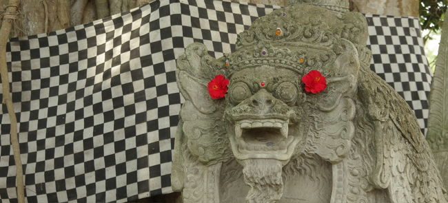 ご神木の前には、真っ赤なお花で飾った像が。<br />ちょいまぬけですね（^^