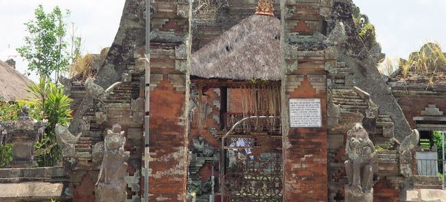 道路沿いの小さな寺院。<br />ここで、ちょと疲れたので、休憩。<br /><br />でも、このクセのある自転車、少し馴染んできたかな。<br /><br />持って来た果物をかじっていると、<br />地元のおっちゃんたちがお声を掛けて来た。<br /><br />イングリッシュでも殆ど通じないので、<br />単語＆ジェスチャー。 <br /><br />で、おっちゃんたち、借りた自転車に興味深げ。<br /><br />やはり、<br />レンタル料、これいくら？ と聞いて来た。<br />25000ルピアと言うと、<br />「 安いね。」<br />と帰って来た。<br />意外。<br />日本人にとって安いだけだろうと思っていたのだが、<br />これはほんと意外なリアクション。<br /><br />見かけだけ、とってもカッコいい自転車だったので、<br />無茶苦茶高価な自転車だと勘違いされたかな？<br /><br />しばし、交流後、さあ出発。<br /><br />車＆バイクびゅんびゅん道はうんざりなので、<br />よさそうな小径を探しながら、<br />左右をきょろきょろしていると。。。