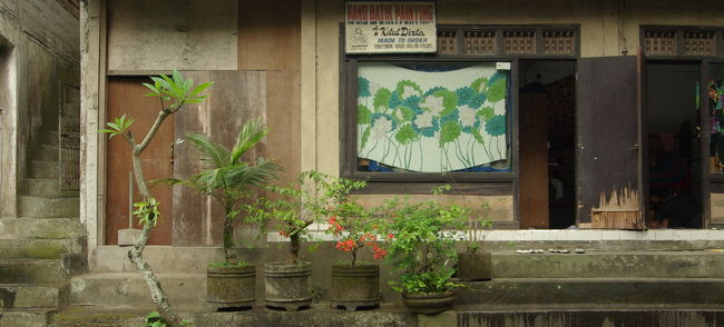 で、しばらく行くと、降って来ました。<br />しかも、なかなかのスコールぶり。<br /><br />あわてて、バティックアトリエの軒先に<br />屋根を借りる。