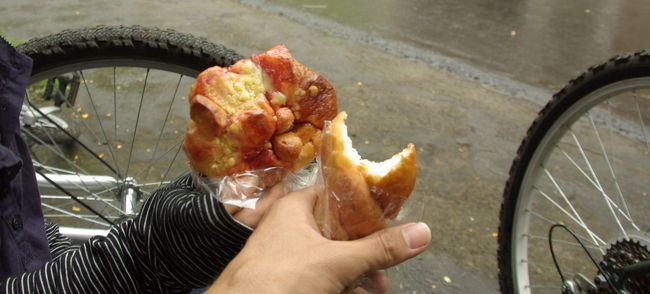 雨宿りついでに、昼ごはんのパンをかじろう。<br /><br />すっかり、手元のパンと、<br />飲料も空になったのですが、<br />雨、なかなかやみません。<br /><br />まあ、ゆっくり待ちましょう。