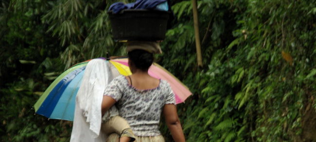 地元の親子が前を横切る。<br /><br />1時間ほど経ったかな。<br />やーっと、雨もやんできたので、出発。