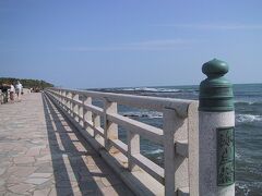 ■弥生橋を渡る
この橋を渡れば青島。
「鬼の洗濯板」も見えてきた。