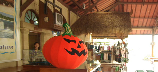 ホテルに戻ると、程なく送迎車が来た。<br />早速出発です。<br />ホテルからディナークルーズの港までは30分程。<br /><br />クルーズ乗船場は、明るい雰囲気。<br />ハロウィンの丸顔のがいます。