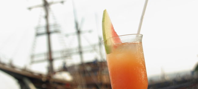 ウェルカムドリンクが配られる。<br /><br />乗船まで30分あるので、<br />それを飲みながら、しばし待機です。