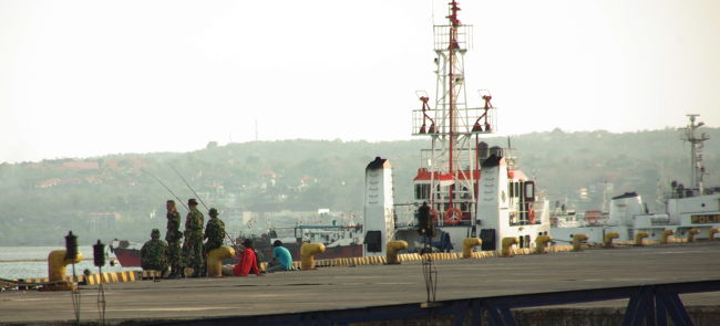 軍隊が魚釣り中。