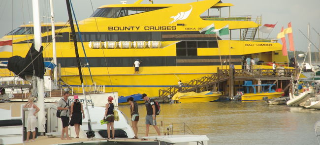 隣のポートには、黄色の船。