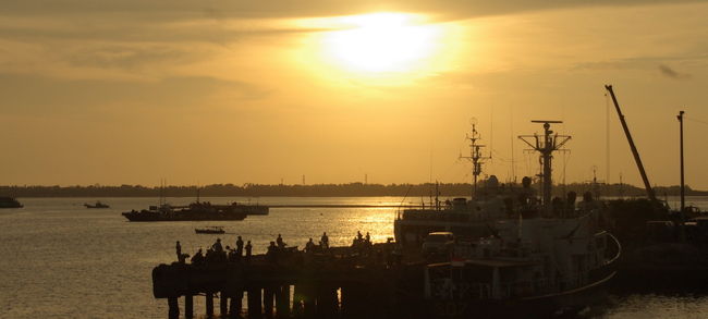 早速、夕陽が。<br />ここのところ、ずっと夕陽が見えなかったので、<br />今日はどうかな。と心配していたのです。<br />うれしいなぁ。