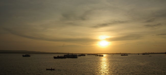 昼は雨だったのに、<br />夕陽が見れて、ラッキーです。