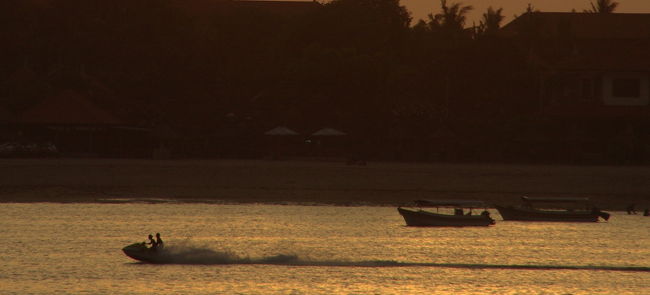 黄昏の中を行く、ボート。