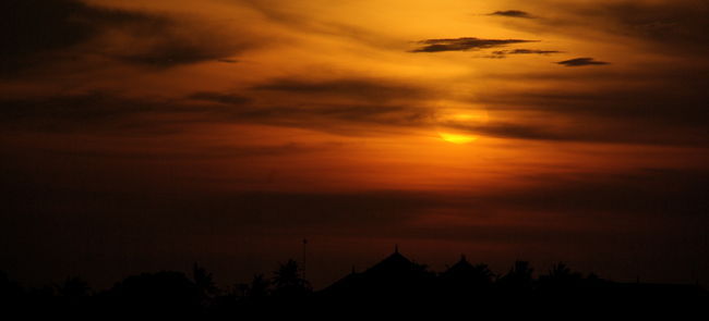 雲のうしろで、ぼーっと光る太陽。