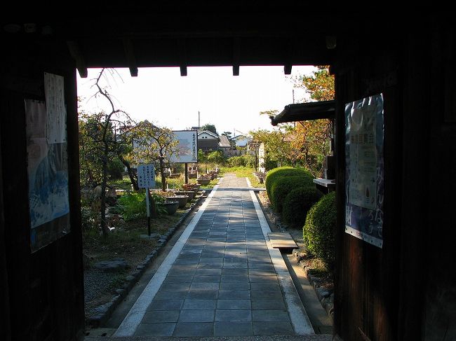 　　素朴な門をくぐり