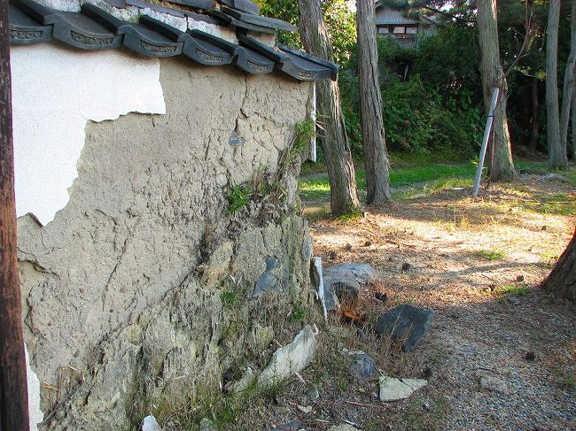 　　土塀もご覧の通り<br /><br />見ようではこれも　奈良の「古寺」らしさが見えて