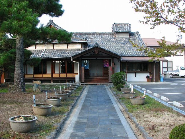 　蓮の鉢が庫裏まで