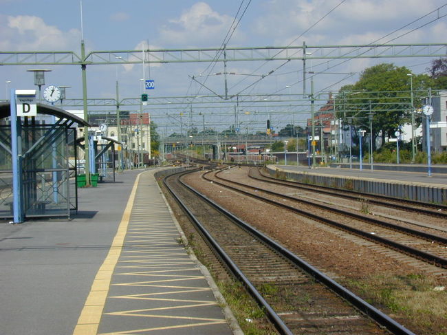 コペンハーゲンからオアスン海峡を橋で渡り、ルンドに着きました。ルンド駅からＸ２０００に乗りました。日本の新幹線にあたるＸ２０００ですが、駅はこのようにのどかな風景です。