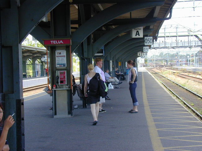 ルンド駅のプラットホームです。日本の新幹線のプラットホームとは、随分と感じが違います。