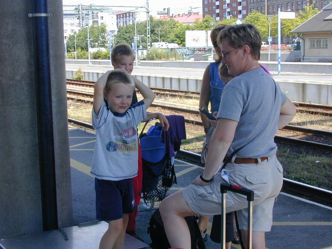 ルンド駅では、家族ずれの姿がありました。