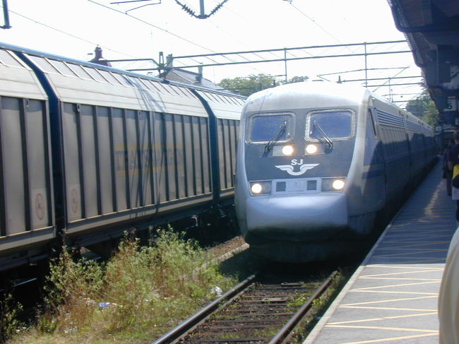 Ｘ２０００の車体です。ルンドでは４５分遅れで出発しました。なんとも、日本では考えられない列車の遅れです。