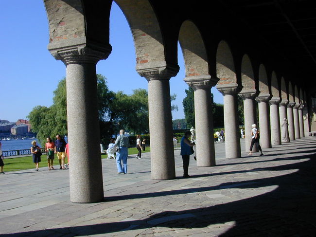 北欧でも夏に日差しは強く、影は涼しいです。