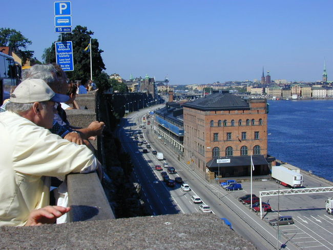 見晴台からのストックホルム市内を眺めています。手前はフェリーの桟橋です。