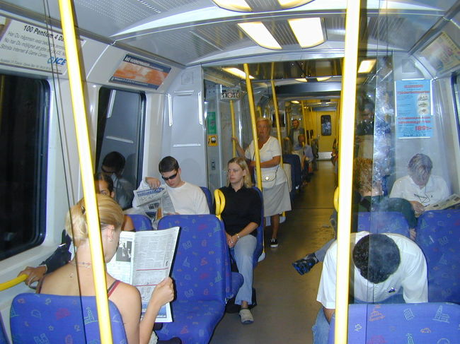 地下鉄の車内風景です。