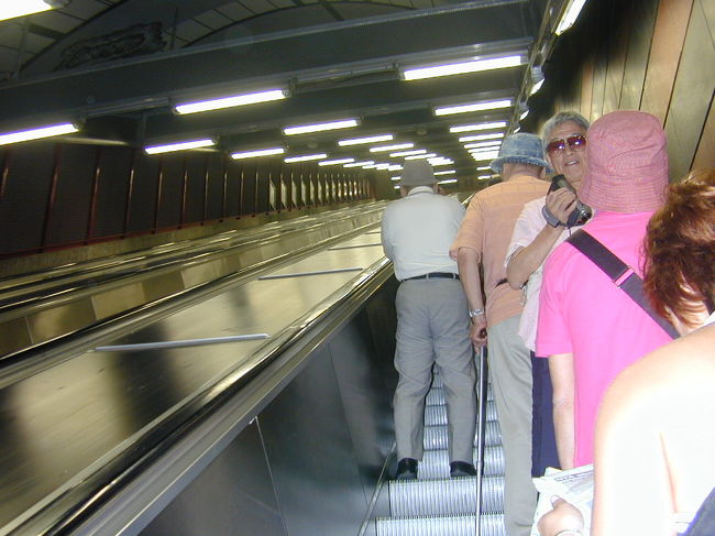 長いエスカレータです