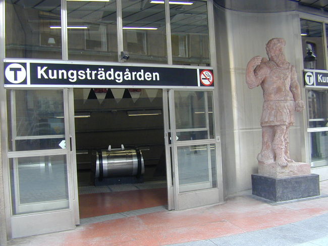 地下鉄駅の出入り口です。