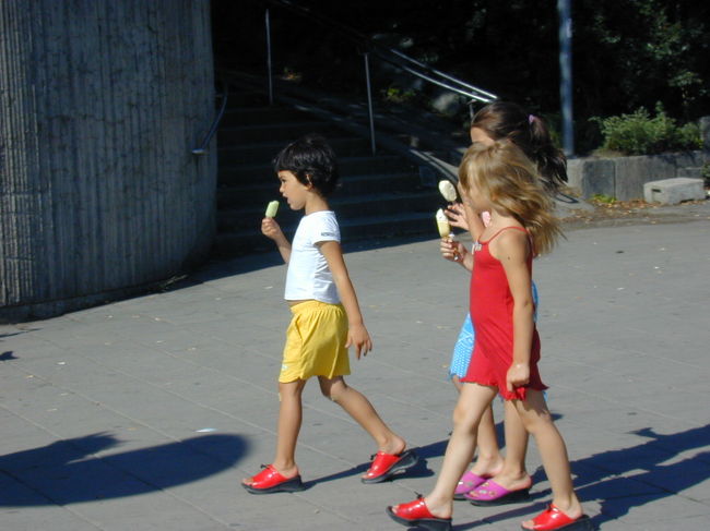 子供達がアイスクリームを食べながら遊んでいました。