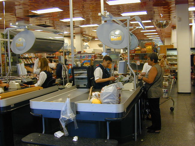 スーパーのレジです。