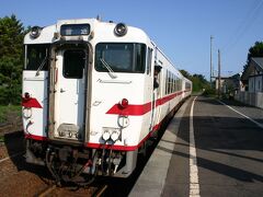 三陸鉄道久慈駅の隣にあるJR久慈駅へと向かう。休日の早朝とあって、駅は閑散としていた。そして、6時45分発の八戸行に乗車。列車は、海岸線を走って行く。とても美しい車窓だったが、窓硝子が汚れていた上、風が強く窓が開けられなかったので、写真を撮ることは出来なかった。車窓を楽しむこと一時間半で、種差海岸駅に到着した。