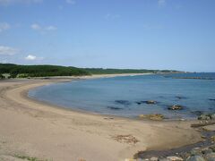 白浜漁港を横目に見ながら歩いて行く。すると、弧を描く白浜海水浴場に出た。そこは、白い砂と緑の松林、そして透き通る海が織り成す美しい景色だった。この浜辺は、日本の渚100選に名を連ねているそうだ。