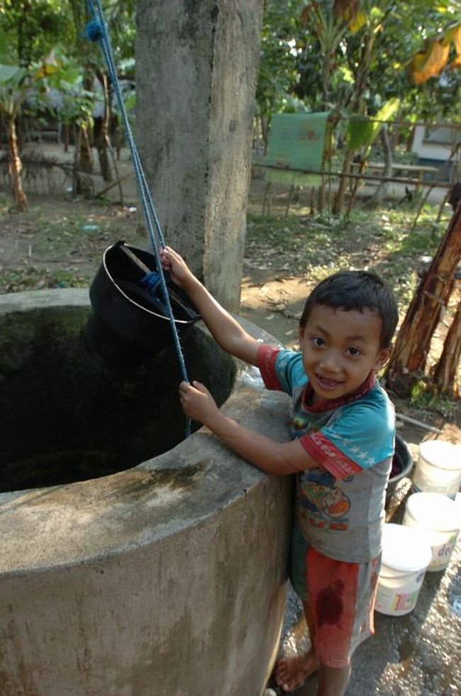 村に井戸が出来ました。水汲みの仕事が楽になりました。川へ行かなくても水が汲めるからです。