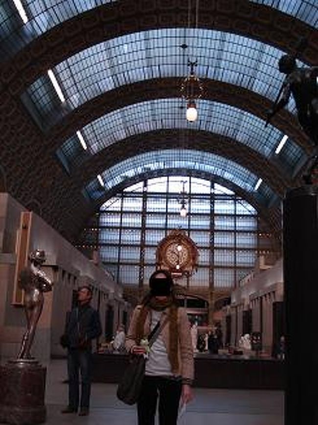 駅舎の面影を残す内部<br /><br />様々な彫刻が並んでいる<br /><br />