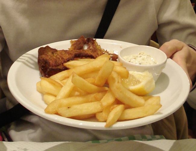 ムール貝？<br /><br />………なぜ？！<br /><br />レオン店内は誰もがﾎﾞｰﾙいっぱいのムール貝の蒸し焼きを食べている。<br />おいしそ〜！！ワクワク♪<br /><br />なのに、なぜ？魚のフライが？<br />