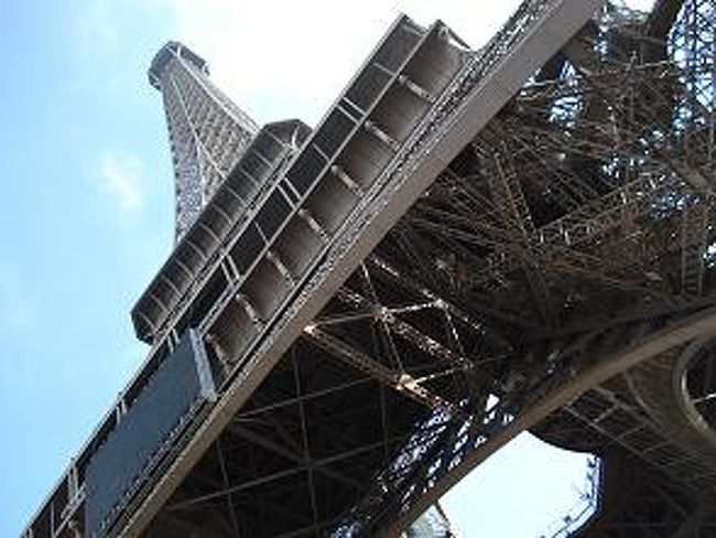 ムール貝…こみあげる涙がこぼれないように<br /><br />見上げるエッフェル塔