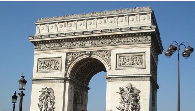 凱旋門<br /><br />再びメトロにのって凱旋門へ<br /><br />シャンゼリゼ大通りを散策しながら<br />この日の昼食はムール貝を食べにレオンへ