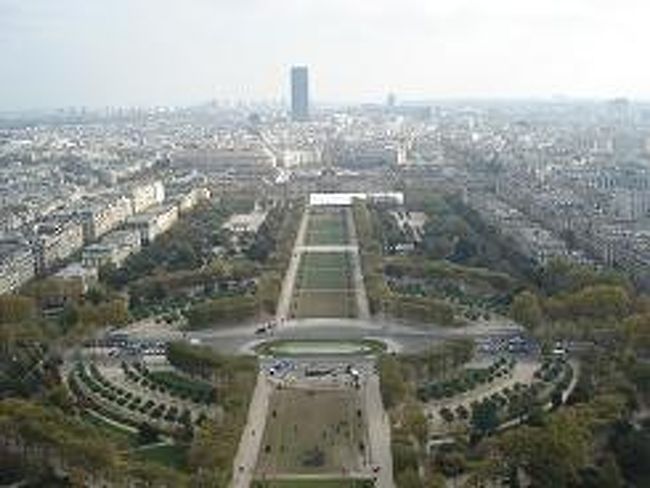 エッフェル塔　<br /><br />第2展望台へ　7.8ﾕｰﾛ<br /><br />この日は空気が澄んでいて遠くまで見渡す事が出来た<br />シャン･ド･マルス公園が見える