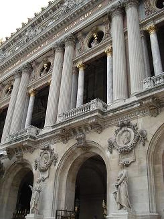 オペラ座<br /><br />さてさて、ショッピングへ<br />その前にオペラ座をのぞいて見ました。