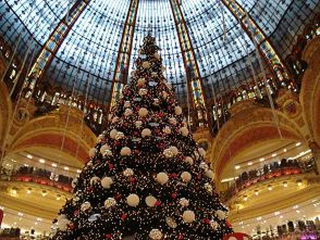 ギャラリー･ラファイエット<br /><br />吹き抜けにはクリスマスツリーが！