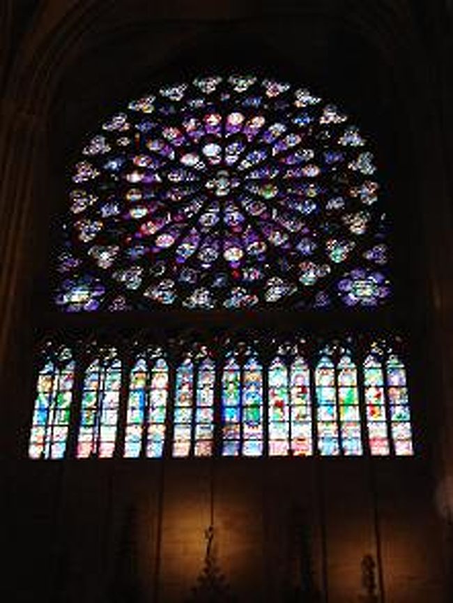 ばら窓<br /><br />どの教会もステンドグラスが素晴らしい