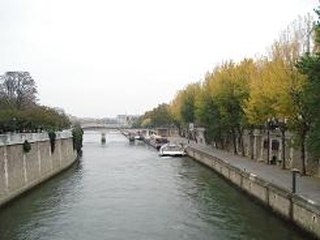 セーヌは流れる<br /><br />対岸のCafeでマッタリとしたひととき。<br />愛想の悪い店員。高いコーヒー　4.2ﾕｰﾛ（約700円）<br /><br />そんなパリともさようなら。<br />