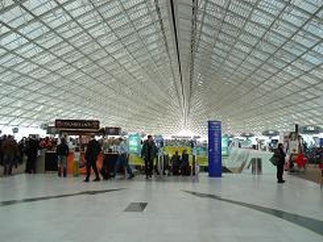 パリ　シャルル･ド･ゴール空港<br /><br />ロンドン経由ANA202便で帰国<br />ｴｰﾙﾌﾗﾝｽのｽﾄのあおりでかなりの遅延。<br />乗り継ぎ便は私達のツアー待ちでイライラ<br /><br />ロンドン大運動会開幕、搭乗機まで激走！！<br /><br />1位　空港職員　2位　新婚Aさん夫妻　<br /><br />……5位　momota　でした。<br /><br />