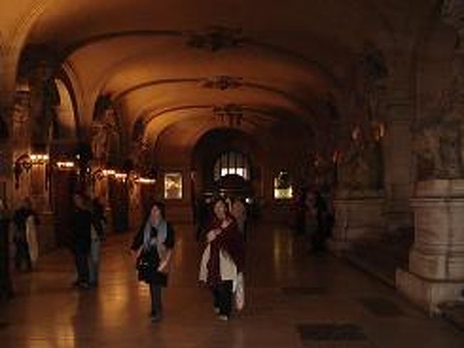 オペラ座内部<br /><br />宮殿のように立派です