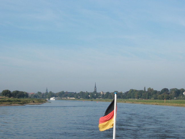 この日はとても天気がよく、青い空と静かに流れるエルベ川が美しかったです。<br />ドレスデンの街が遠のいていきます。<br />